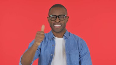 Kırmızı Arkaplanda Başparmağıyla Sıradan Afrikalı Adam, Portre