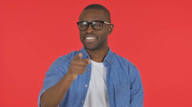 Kırmızı Arkaplanda Kamerayı Gösteren Sıradan Afrikalı Adam, Portre