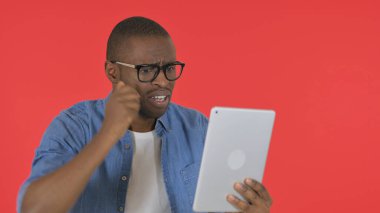 Kırmızı Arkaplanda Tablette Kayıpları Olan Sıradan Afrikalı Adam