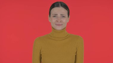 Ağlayan Gündelik Genç Kadın Kızıl Arkaplanda Üzüntü Duyuyor, Portre