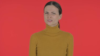 Gergin Genç Kadın Reddedildi Kırmızı Arkaplanda, Portre