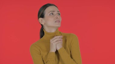 Sıradan Genç Kadın Kızıl Arkaplanda Korktu, Portre