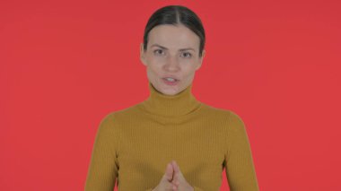 Kızıl Arkaplanda Video Sohbeti Yapan Sıradan Genç Kadın, Portre