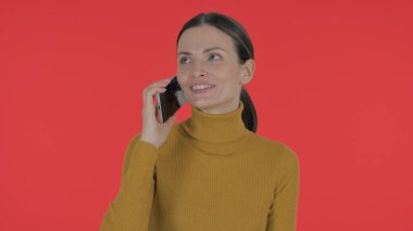 Kızıl Arkaplanda Konuşan Sıradan Genç Kadın, Portre