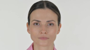 Beyaz Arkaplanda Ciddi Kadın Yüzü 'nün Kapanışı