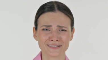 Beyaz arkaplanda Ağlayan Kadın Yüzü 'nün yakın plan