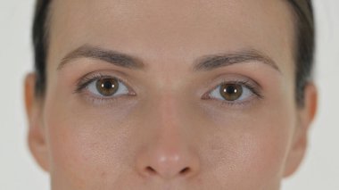 Beyaz Arkaplanda Göz Kırpan Kadın 'ın Kapanışı