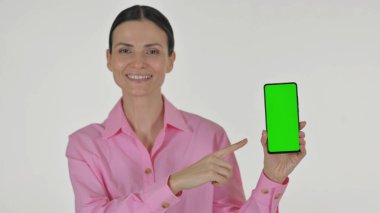 Beyaz Arkaplanda Yeşil Ekranlı Akıllı Telefonu Gösteren İş Kadının Portresi