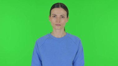 Yeşil Arkaplanda Ciddi Kadın, Portre