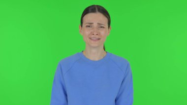 Ağlayan Kadın Yeşil Arkaplanda Üzgün Hissediyor