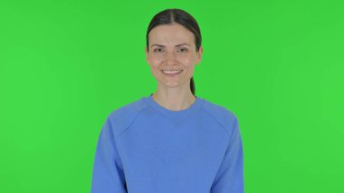 Yeşil Arkaplanda Başı Sarsılan Kadın