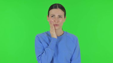 Yeşil Arkaplanda Dişi Ağrıyan Kadın