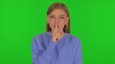 Yeşil Arkaplanda Sessiz Hareketli Kadın