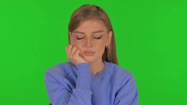 Yeşil Arkaplanda Uyuyan Yorgun Kadın