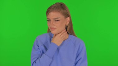 Hasta Kadın Yeşil Arkaplanda Öksürüyor