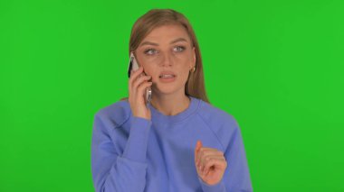 Yeşil Arkaplanda Telefonda Konuşan Kadın