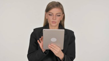 Beyaz Arkaplanda Sayısal Tablet Kullanan İşkadını Portresi