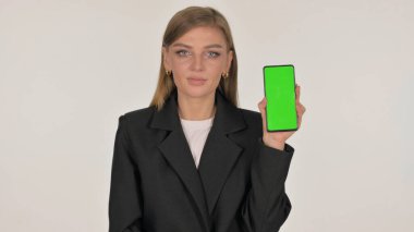 Kırmızı Arkaplanda Yeşil Ekranlı Sıradan Genç Kadın Akıllı Telefonu Gösteriyor