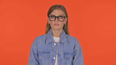 Turuncu Arkaplanda Ciddi Gündelik Genç Kadın, Portre