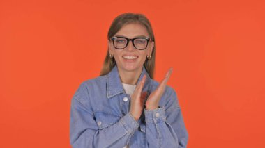 Turuncu Arkaplanda Takıma Alkışlayan Sıradan Genç Kadın, Portre