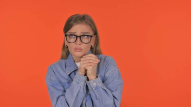 Sıradan Genç Kadın Turuncu Arkaplanda Korktu, Portre