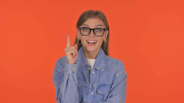 Günlük Genç Kadın Beyin Fırtınası Turuncu Arkaplanda Yeni Bir Fikir, Portre