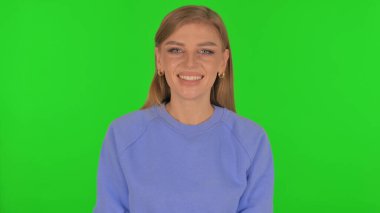 Gülümseyen Kadın Yeşil Arkaplanda, Portre