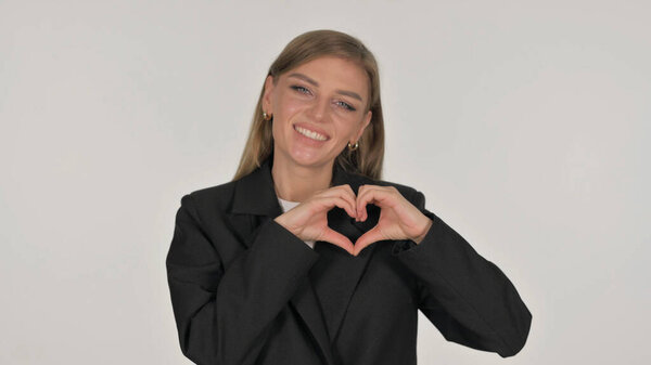 Портрет предпринимательницы, делающей знак сердца на белом фоне