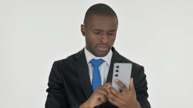 Beyaz Arkaplanda Telefon Kullanan Afrikalı İşadamının Portresi