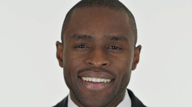 Beyaz Arkaplanda Gülümseyen Afrikalı Adam Yüzüne yakın çekim