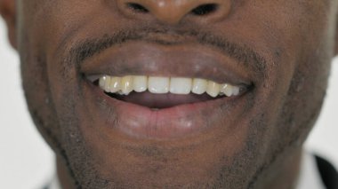 Beyaz Arkaplanda Gülümseyen Afrika Erkek Dudakları