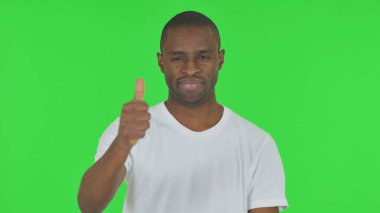 Yeşil Arkaplanda Başparmakları Oluşan Afrikalı Adam Portresi