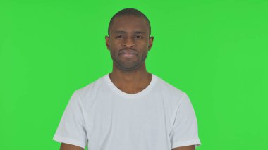 Yeşil Arkaplanda Ciddi Afrikalı Adamın Portresi