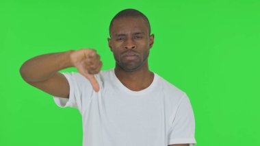 Yeşil Arkaplanda Başparmakları Olmayan Afrikalı Adamın Portresi