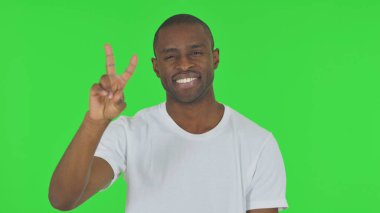 Yeşil Arkaplanda Zafer İşaretli Afrikalı Adamın Portresi