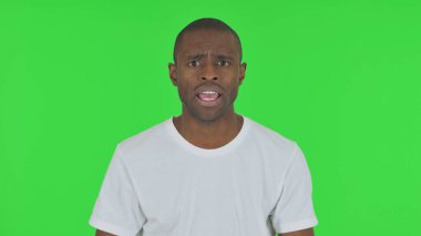 Öfkeli Afrikalı Adamın Yeşil Arkaplanda Öfkeyle Konuşan Portresi