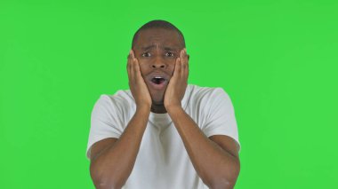 Yeşil Arkaplanda Başarısızlığa Tepki Veren Afrikalı Adamın Portresi