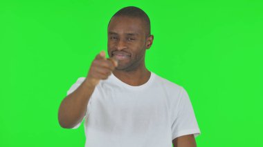 Yeşil Arkaplanda Kamerayı Gösteren Afrikalı Adamın Portresi