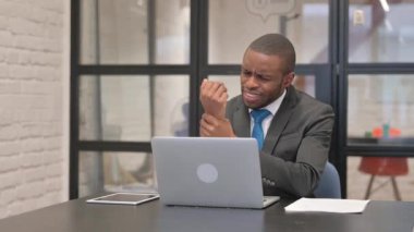 Afrikalı İş Adamı Bileğinde Ağrı ve Ağrı Var