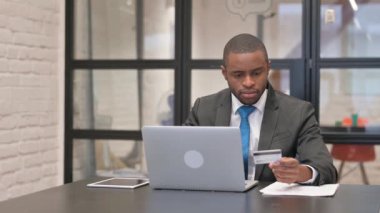 Afrikalı İşadamı Ofiste Çevrimiçi Bankacılıktan Hoşlanıyor