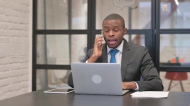 Afrikalı İşadamı Ofiste Telefonda Konuşuyor