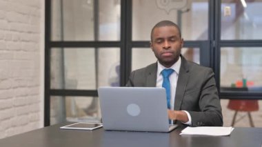 Dizüstü bilgisayar kullanan Afrikalı İşadamından Başparmak Düşürme