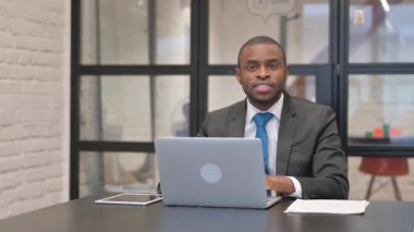 Afrikalı İş Adamı Kamerayı Gösteriyor