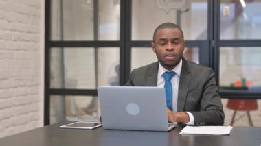 Afrikalı İşadamı Kameraya Bakarken Şok Oldu