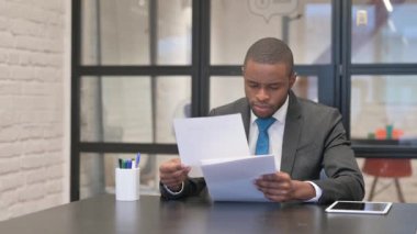 Belgeleri Okurken Afrikalı İşadamı Kutluyor