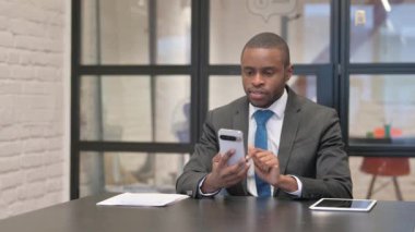 Afrikalı İşadamı Ofiste Başarı Kutlaması