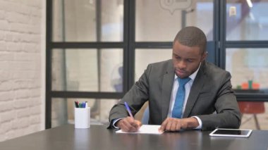 Afrikalı İşadamı Ofiste Mektup Yazıyor