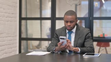 Afrikalı İşadamı Ofisteki İnterneti Tarıyor