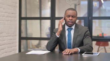 Afrikalı İşadamı Ofiste Telefonda Konuşuyor