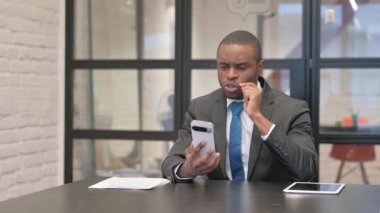 Ofiste Telefonda Video Sohbeti Yapan Afrikalı Kadın